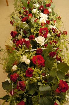 Réf. A039 - Dessus de cercueil de roses rouges et crèmes - Murielle Bailet Fleuriste