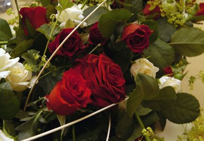 Réf. A039 - Détail du dessus de cercueil roses rouges et crèmes - Murielle Bailet Fleuriste