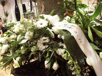 Réf. A040 : Dessus de cercueil fleurs blanches - Murielle Bailet Fleuriste