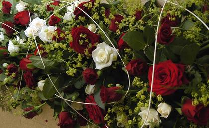 Réf. A039 : Dessus de cercueil roses rouges et blanches - Murielle Bailet Fleuriste