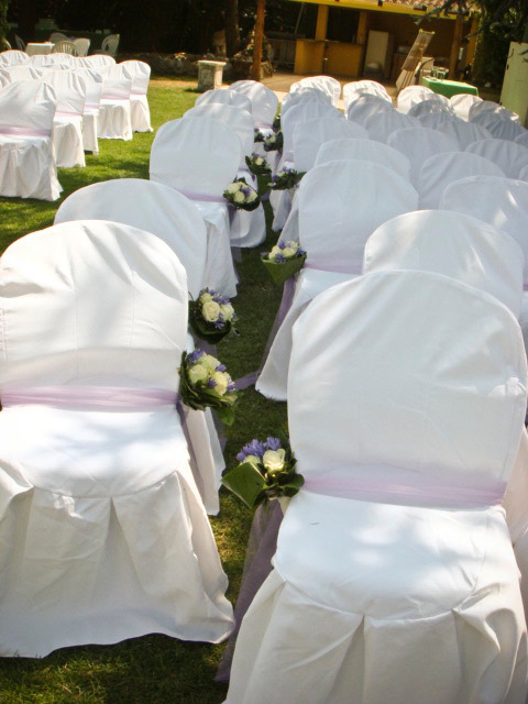 MB411 011 Chaises blanches agrémentés d'un petit bouquet rond - Murielle Bailet Fleuriste