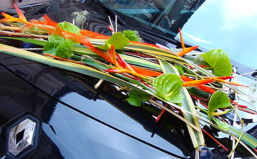 MB412 009 Arrangement floral de voiture en orange et vert - Murielle Bailet Fleuriste