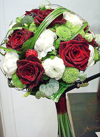 MB431 0010 Bouquet rond blanc, rouge et vert - Murielle Bailet Fleuriste