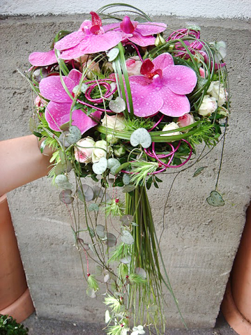 MB431 0016 Bouquet rond de mariée avec feuillages fin retombant - Murielle Bailet Fleuriste