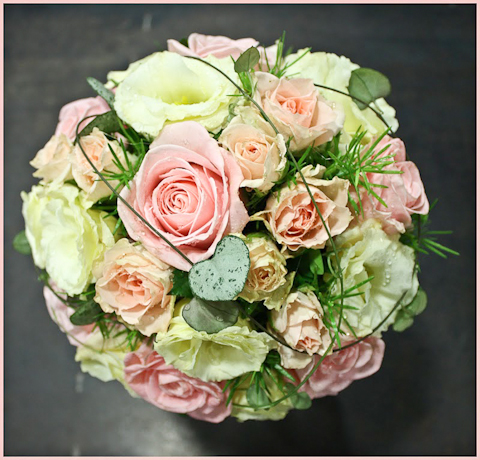 MB431 0027 Bouquet de mariée rond rose et crème - Murielle Bailet Fleuriste