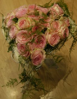 Réf. R012 : Bouquet coeur de roses roses - Murielle Bailet Fleuriste