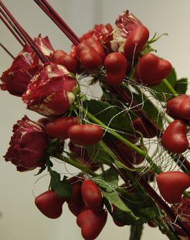 Réf. R003 : Roses rouges bicolores dans une structure de petits cœurs - Murielle Bailet Fleuriste