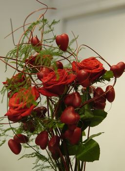 Réf. R009 : Bouquet tingting de longues roses rouges et cœurs rouges - Murielle Bailet Fleuriste