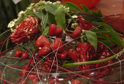 Réf. R008 : Composition de roses rouges dans une coupe en verre - Murielle Bailet Fleuriste