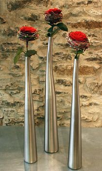 Réf. R015 : Rose rouge sur anneau dans vase aluminium - Murielle Bailet Fleuriste