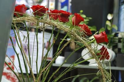 Réf. B017 : Bouquet de roses dans une structure - Murielle Bailet Fleuriste