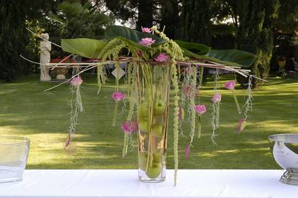 Réf. B016 : Bouquet horizontal dans vase en verre - Murielle Bailet Fleuriste