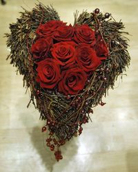 Bouquet de roses rouges dans une structure d'osier en forme de cœur - Murielle Bailet