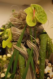  Composition originale de fleurs exotiques verte dans un grand fageot gris - murielle-bailet.com - Image - Nathalie Gayda